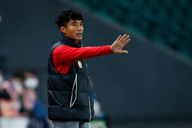 开云app-郑智不满裁判判罚染黄 收获执教生涯首个积分