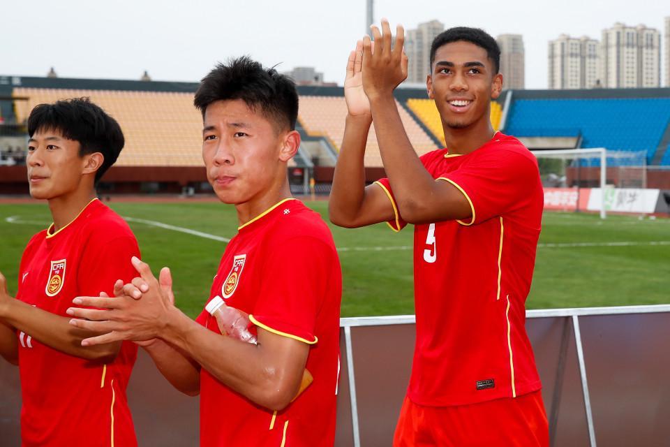 开云体育下载-17岁恒大混血中卫加盟中超新军！曾率国少夺东亚杯，不自律被除名